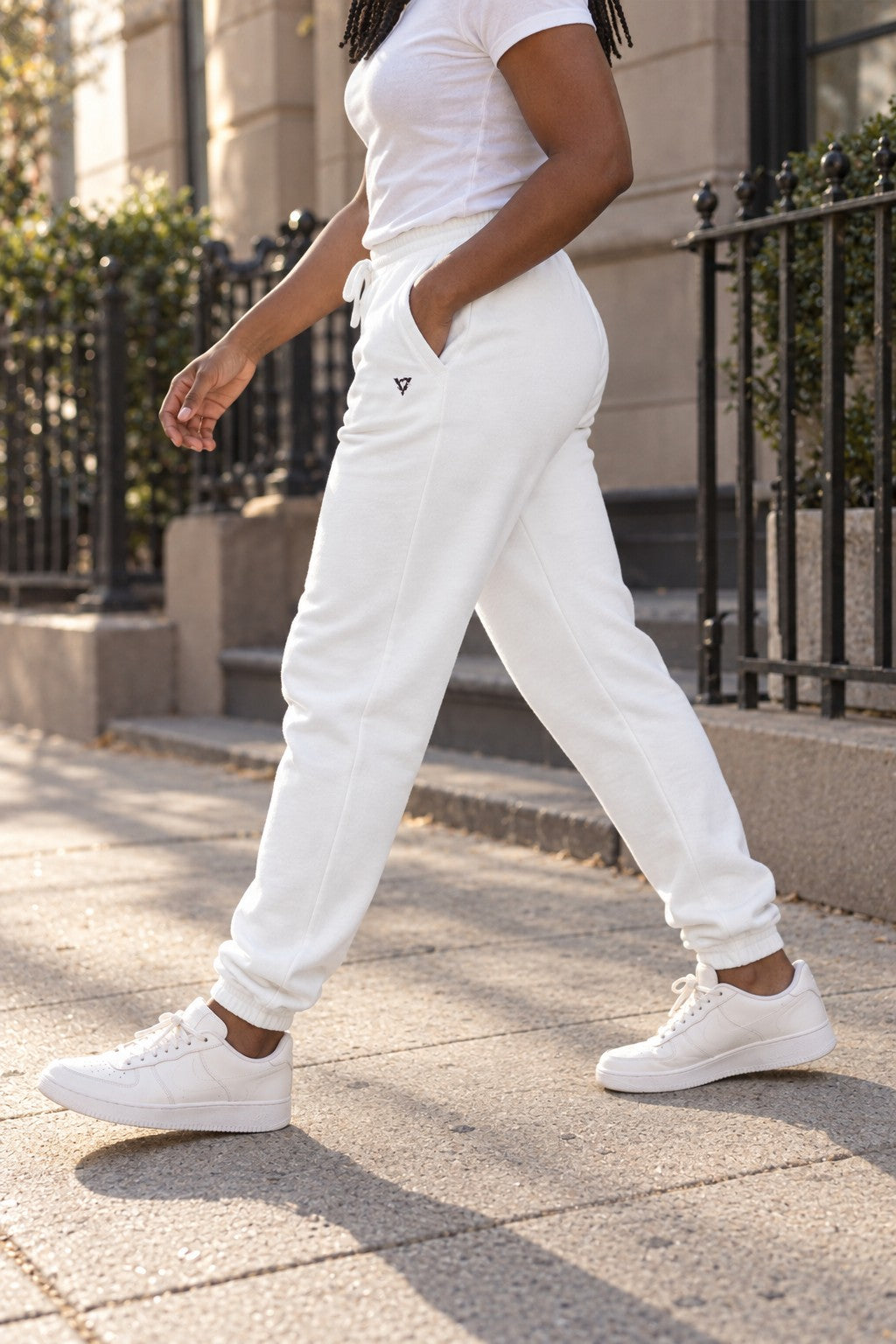 Joggers | Fleece Sweatpants – side view on a female athlete