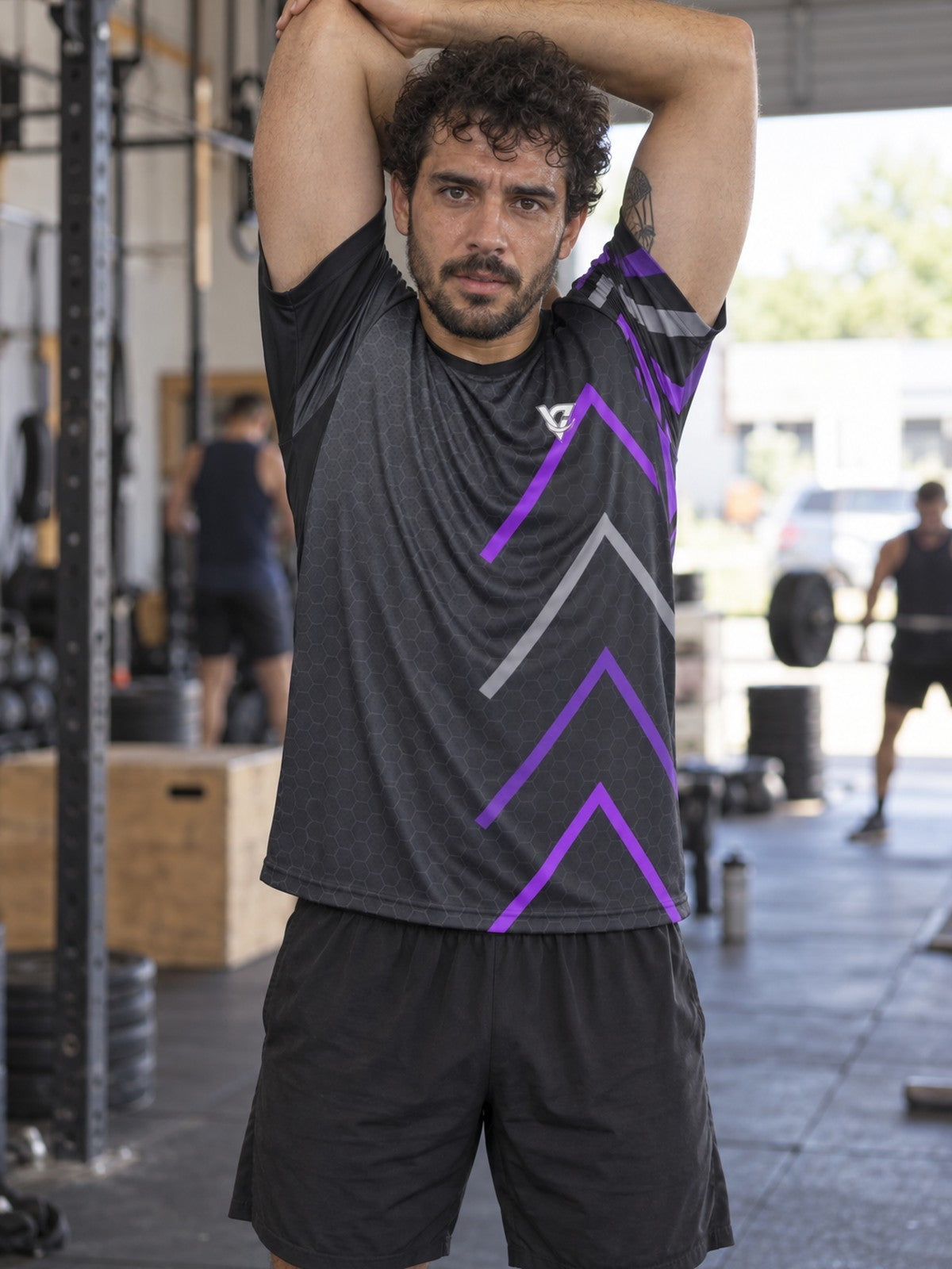 Man training in the Phantom Pulse men's sports jersey with the Vantacore V emblem on the left chest – front view