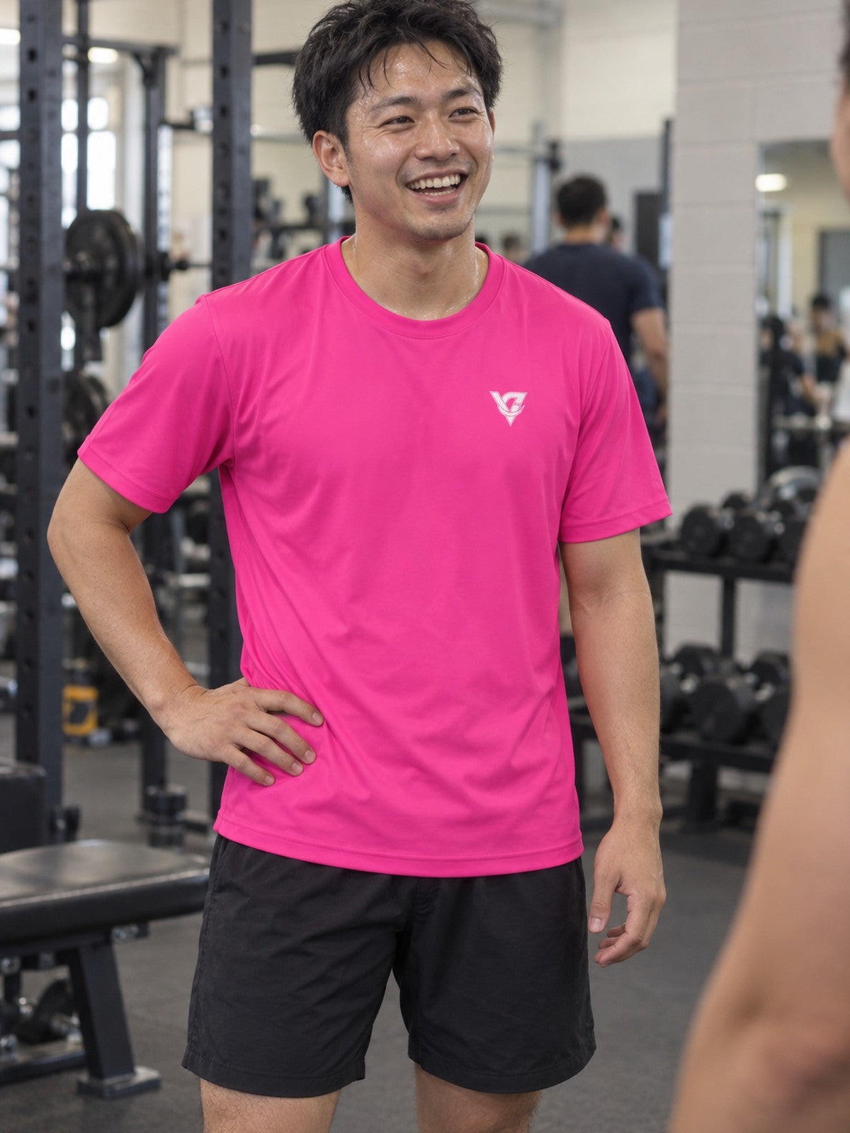 Man training in the Electric Pink Essential men's sports jersey with the Vantacore V emblem on the left chest – front view