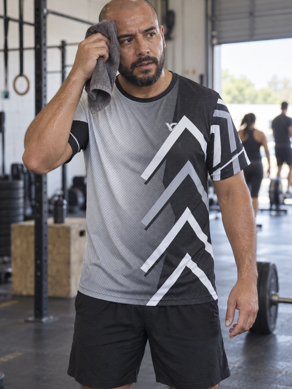 Man training in the Monochrome Apex men's sports jersey with the Vantacore V emblem on the left chest – front view