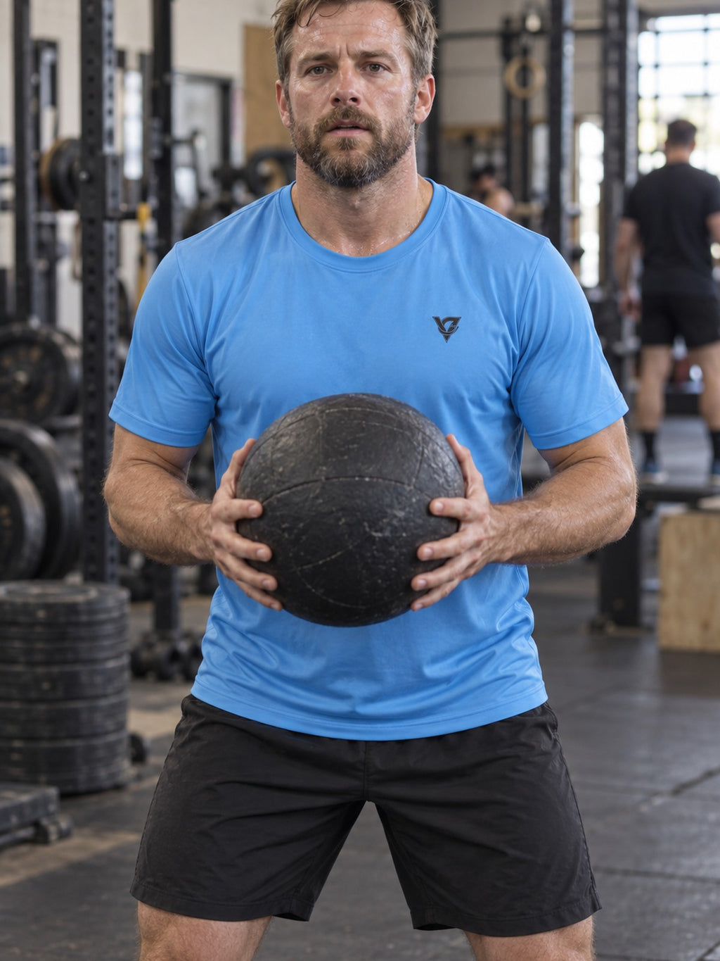 Man training in the Sky Blue Essential men's sports jersey with the Vantacore V emblem on the left chest – front view