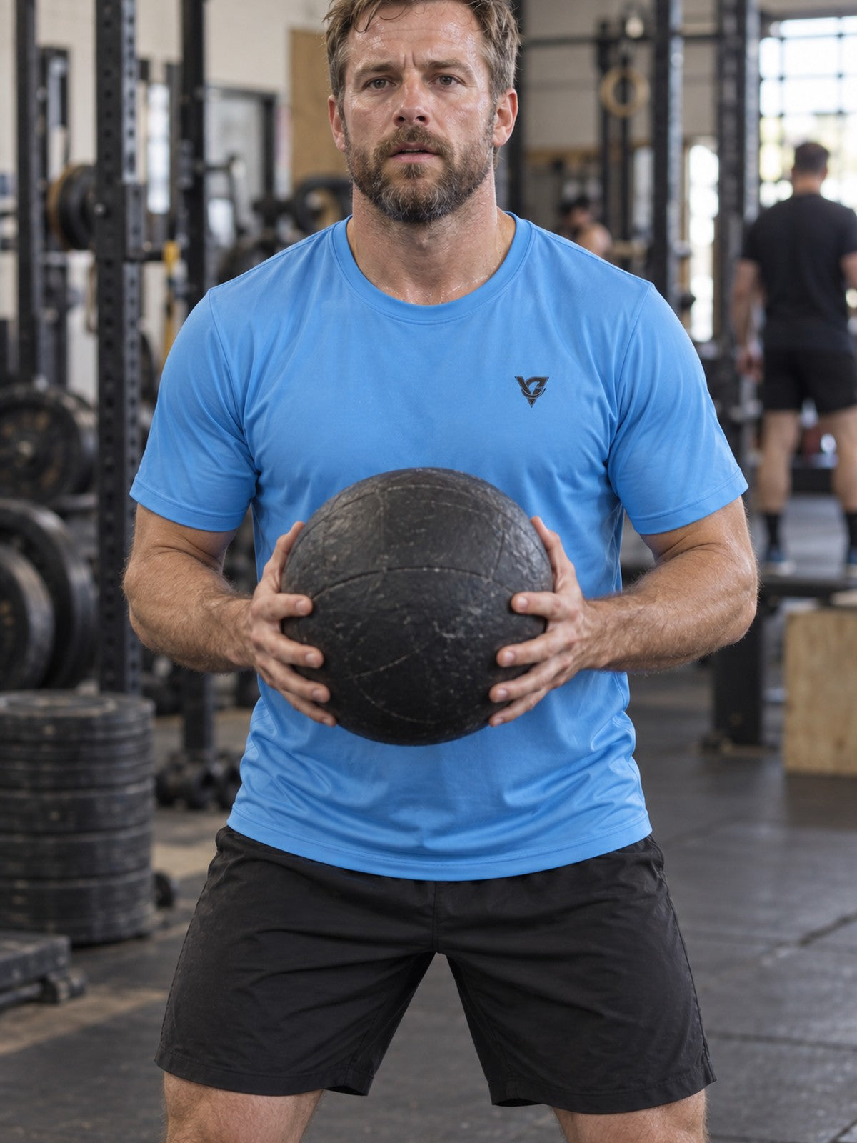 Man training in the Sky Blue Essential men's sports jersey with the Vantacore V emblem on the left chest – front view
