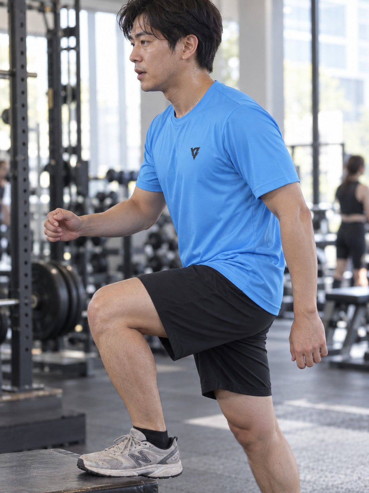 Man training in the Sky Blue Essential men's sports jersey with the Vantacore V emblem on the left chest – side view