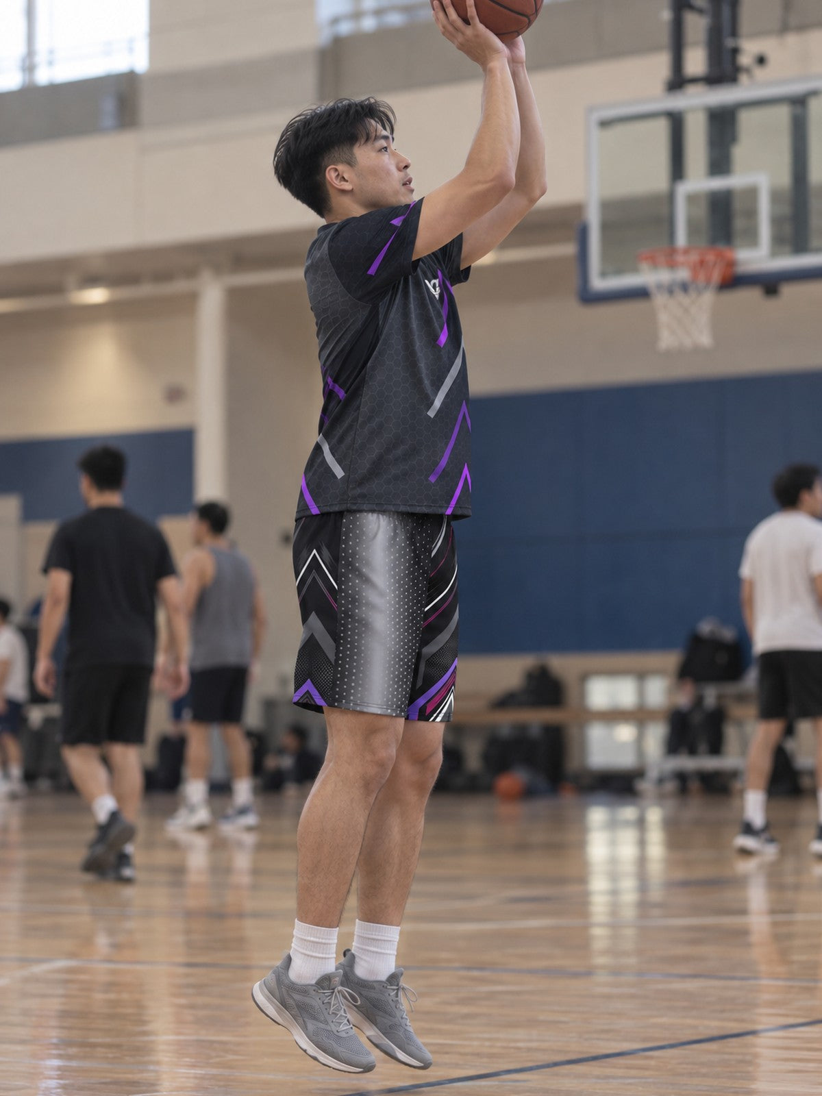 Man wearing the Phantom Pulse men's matching set – side view