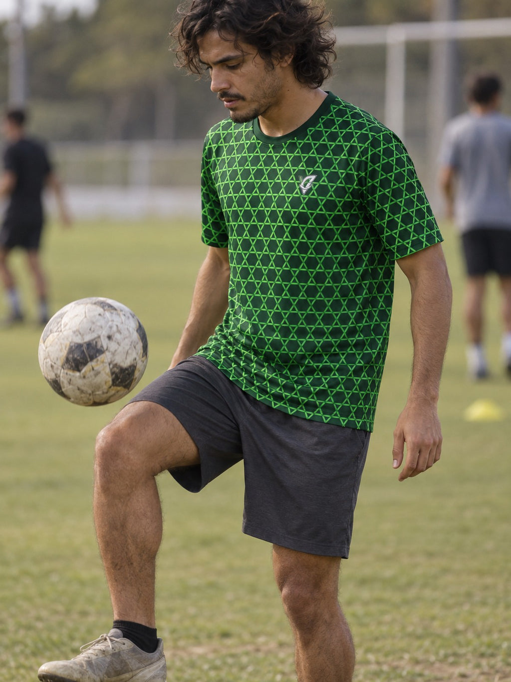 Man training in the Venom Hex men's sports jersey with the Vantacore V emblem on the left chest – side view
