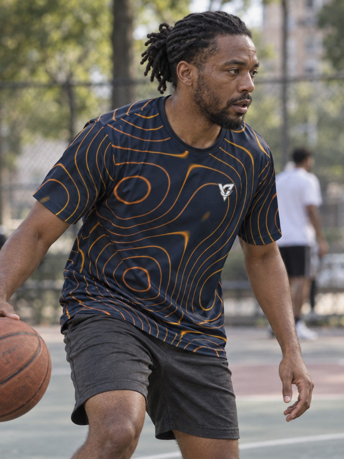 Man training in the Topo Blaze men's sports jersey with the Vantacore V emblem on the left chest – side view